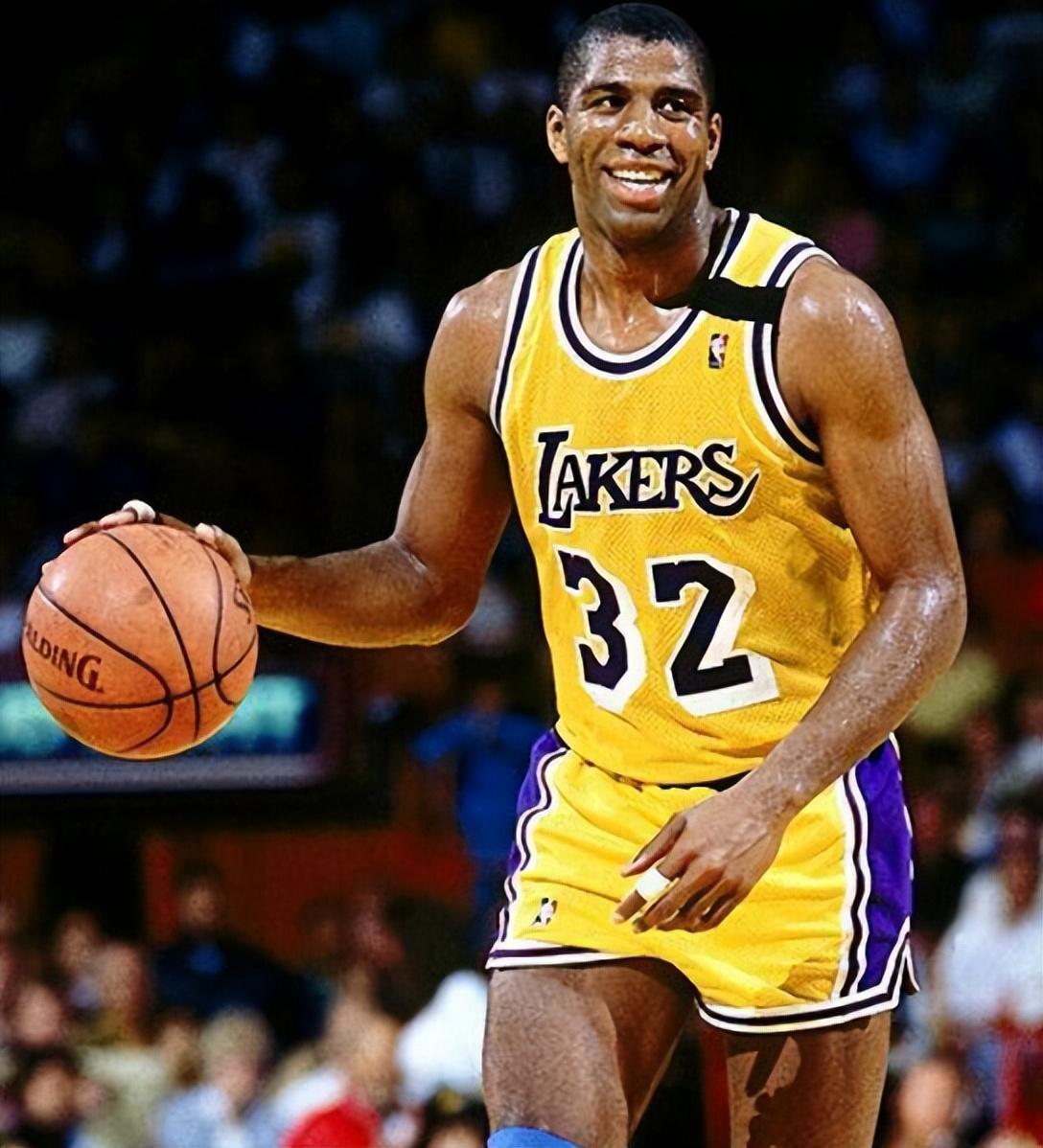 更凸显了目 更凸显了目